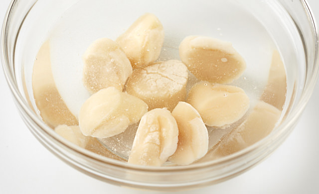 【プロが警告】カニ・ホタテの「電子レンジ解凍」は絶対NG！一番ウマい解凍法と「流水」の真実