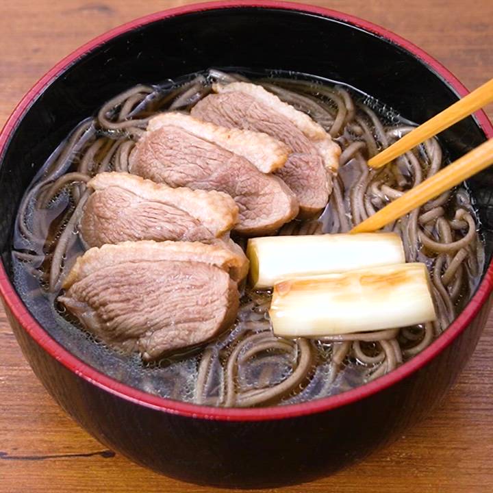 そばに鴨肉が使うわれる理由は？牛肉じゃないのは脂の融点と歴史が鍵！