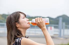 サプリメントをお茶で飲むのはダメ？効果が下がるため、水が吸収率最高！