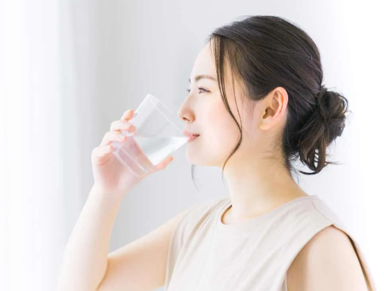 1日に水何リットル飲めば肌に効果が出る？ニキビ改善のための正しい水分摂取法