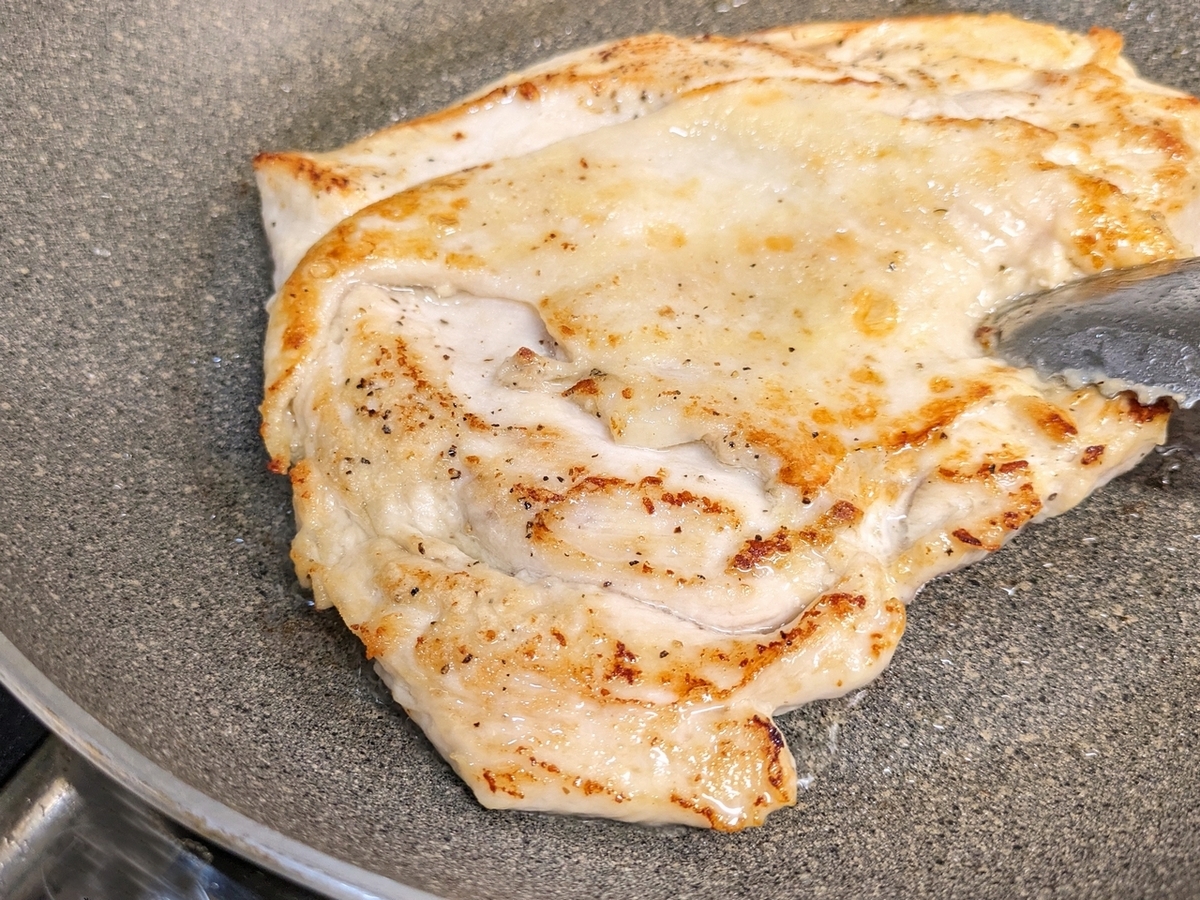 鶏むね肉を焼くとパサパサになる理由と栄養を逃さない焼き方