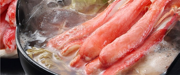 昆布の出汁でカニのむき身と白菜をしゃぶしゃぶしている鍋