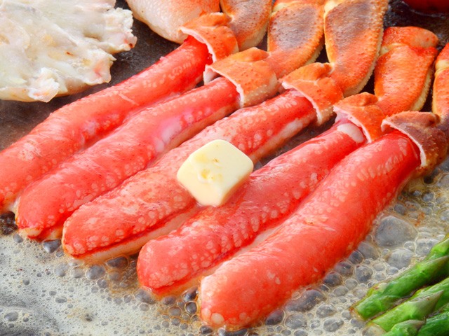 鉄板で焼いているズワイガニのむき身