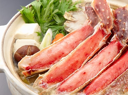 白菜や豆腐と一緒に土鍋に入れたタラバの脚