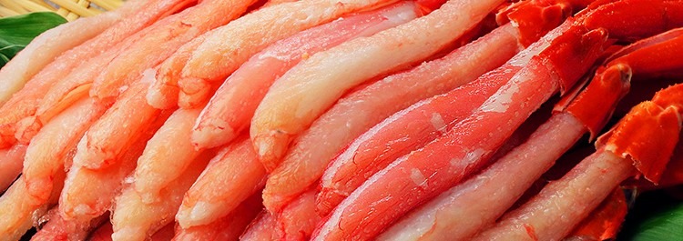 殻をむいた紅ずわいの脚肉がずらりと並んだところ