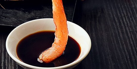 紅ずわいの脚肉むき身をわさび醤油につけたところ
