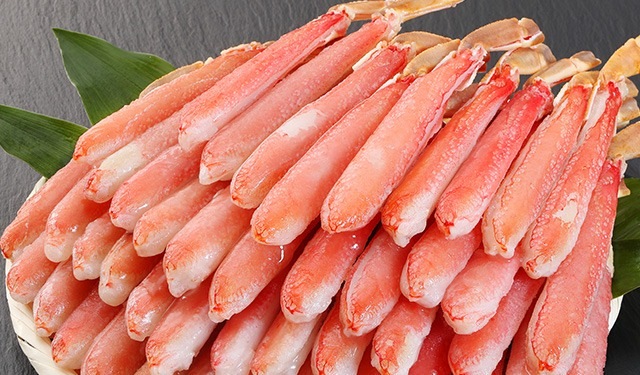ざるに盛った殻をむいた生ずわいの脚肉