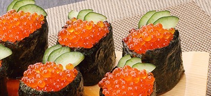 いくらをたっぷりのせた軍艦巻き