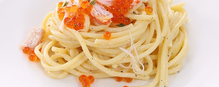 パスタの上にいくらをのせたところ