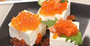 豆腐の上にいくらをのせたおつまみ