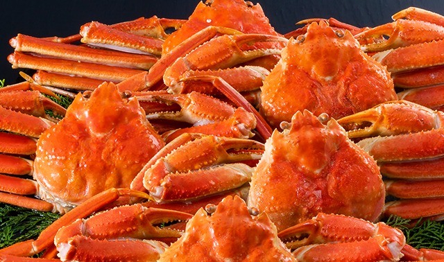 大皿に盛った浜茹でオオズワイガニの姿
