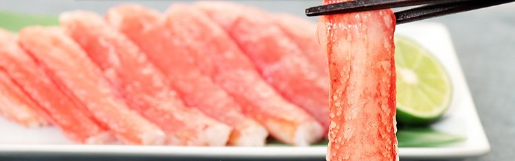 皿に並べた生ずわいの刺身と、箸でつまんだ1本