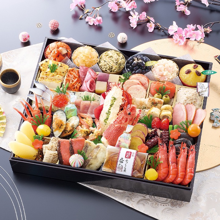 大きな一段のお重に、海老や蟹爪、カップに入った洋風の料理が並んだおせち