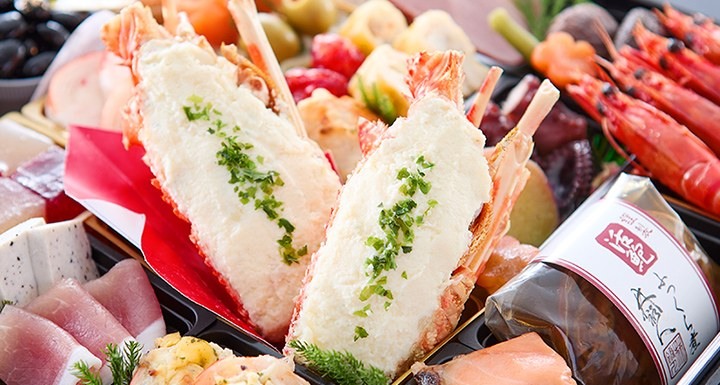 ホワイトソースをかけて焼いたロブスターが2つ並ぶ