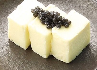 クリームチーズの酒粕漬けにキャビアをのせた料理