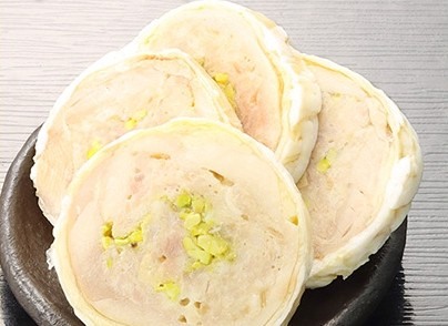 輪切りにした鶏のフォアグラ巻き。断面にピスタチオが見える