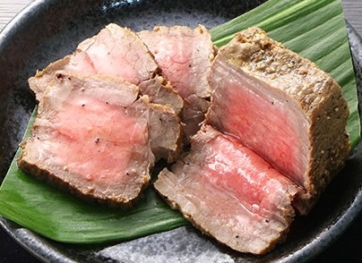 切り分けた近江牛のローストビーフ
