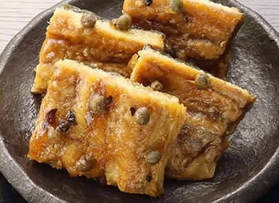 皿に盛った鰻有馬煮。山椒の実が散っている