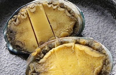 殻に盛った活あわび福良煮2個