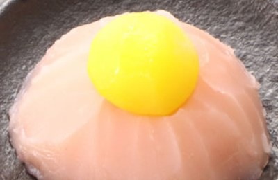 桜色の金団に栗甘露煮をのせた桜金団