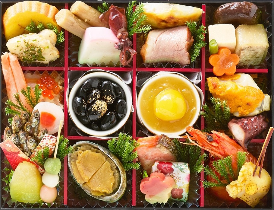 匠本舗のおせち双葉の1段ぶんの料理（あわび福良煮・海老艶煮・金箔黒豆など）