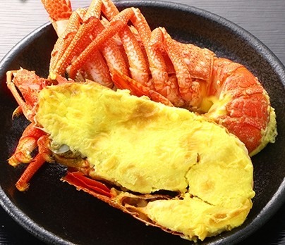 卵黄入りのマヨネーズソースをのせて焼いたロブスター