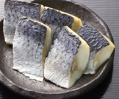 皮目を上にして並べた、にしんの酢漬け5切