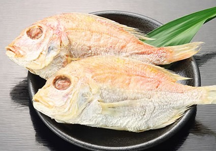 皿にのった焼いた祝い鯛2尾