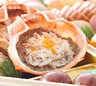 甲羅に蟹のほぐし身と蟹味噌を盛った甲羅盛り