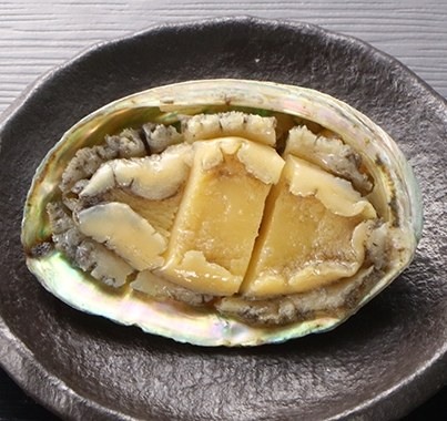 殻に盛ったあわび旨煮1個