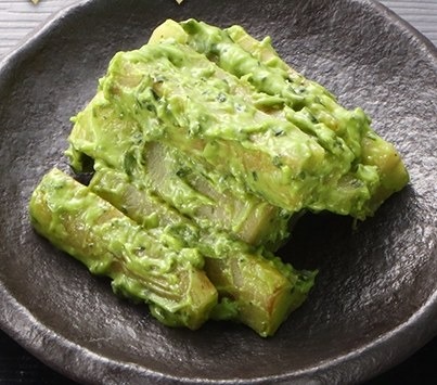 抹茶の緑色のソースであえた、ごぼう