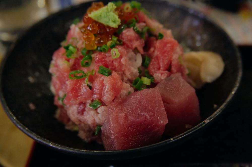 ねぎとろとまぐろをのせた丼