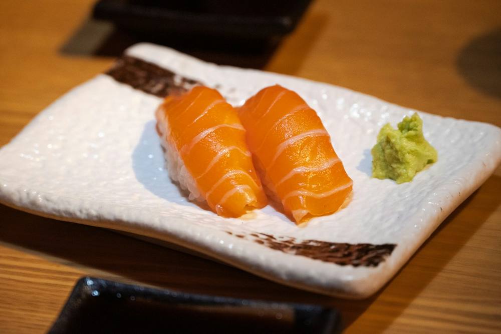 サーモンの握り寿司とわさび
